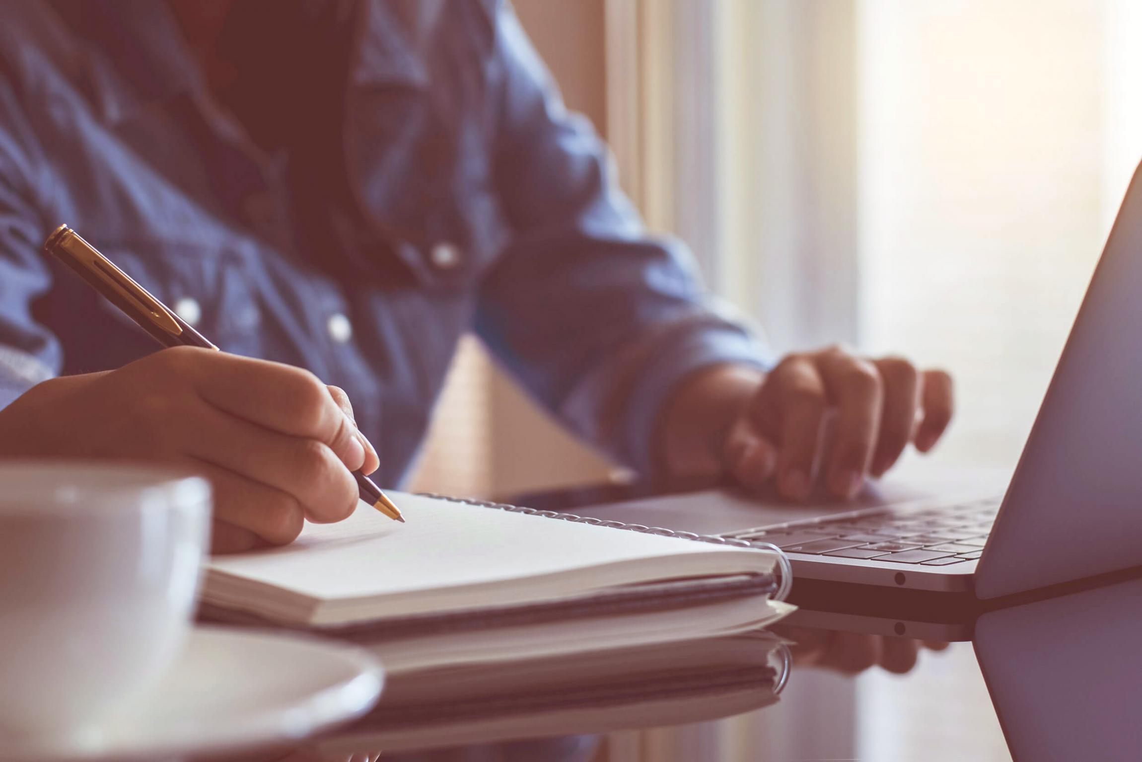 Professionelle Geschäftsschulung im modernen Konferenzraum