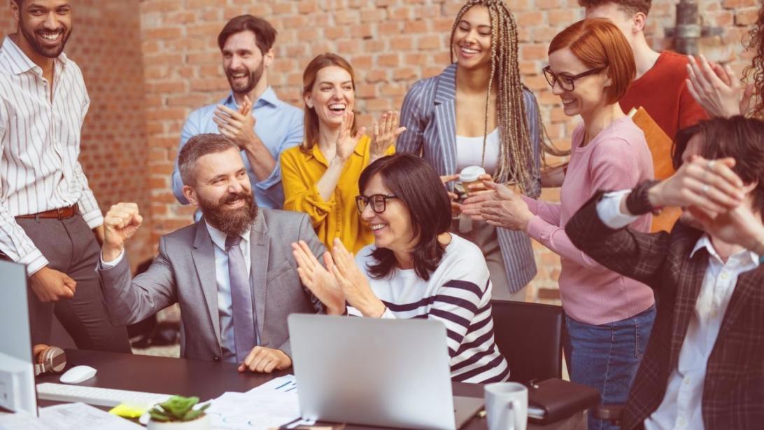 Teilnehmer an einem interaktiven Webinar zur Stärkung des Selbstwertgefühls