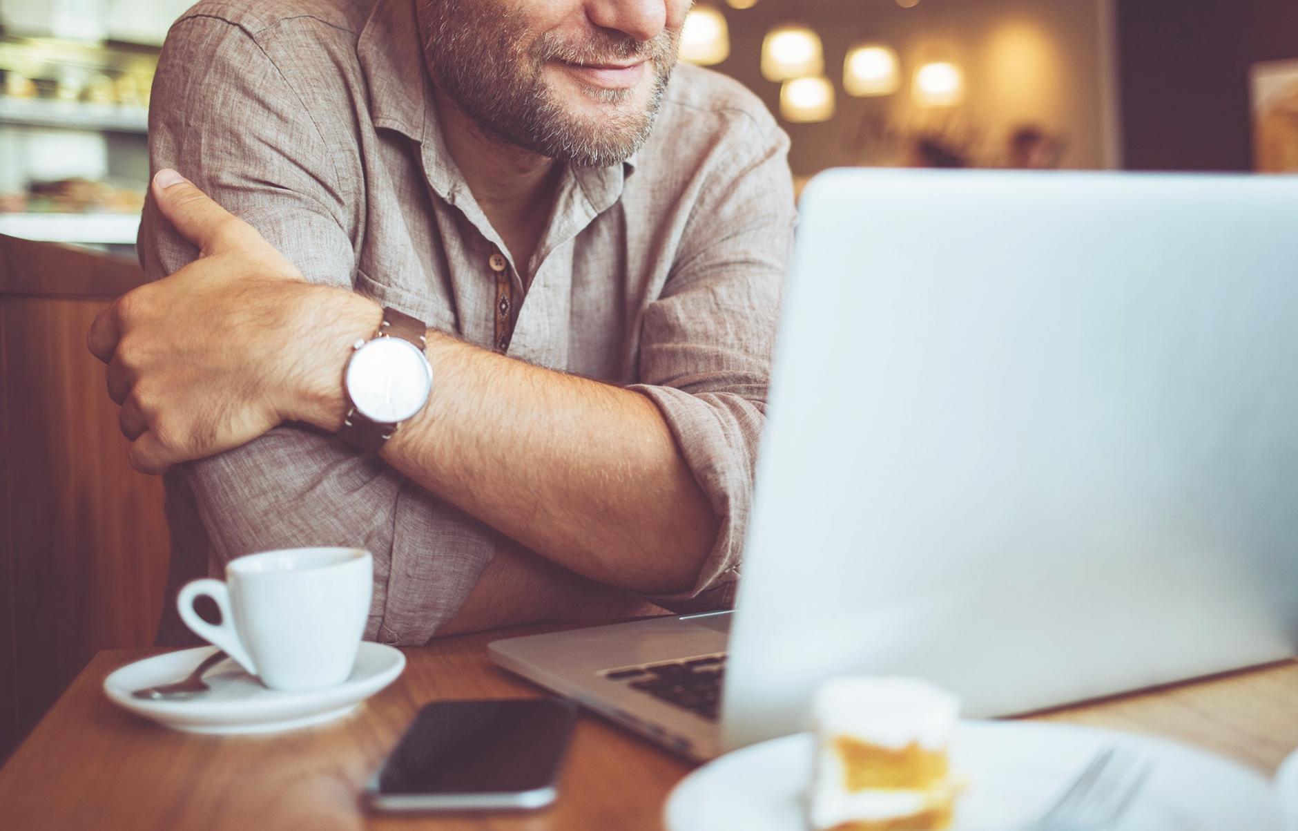 Teilnehmer während einer interaktiven Online-Sitzung zur Selbstwertentwicklung