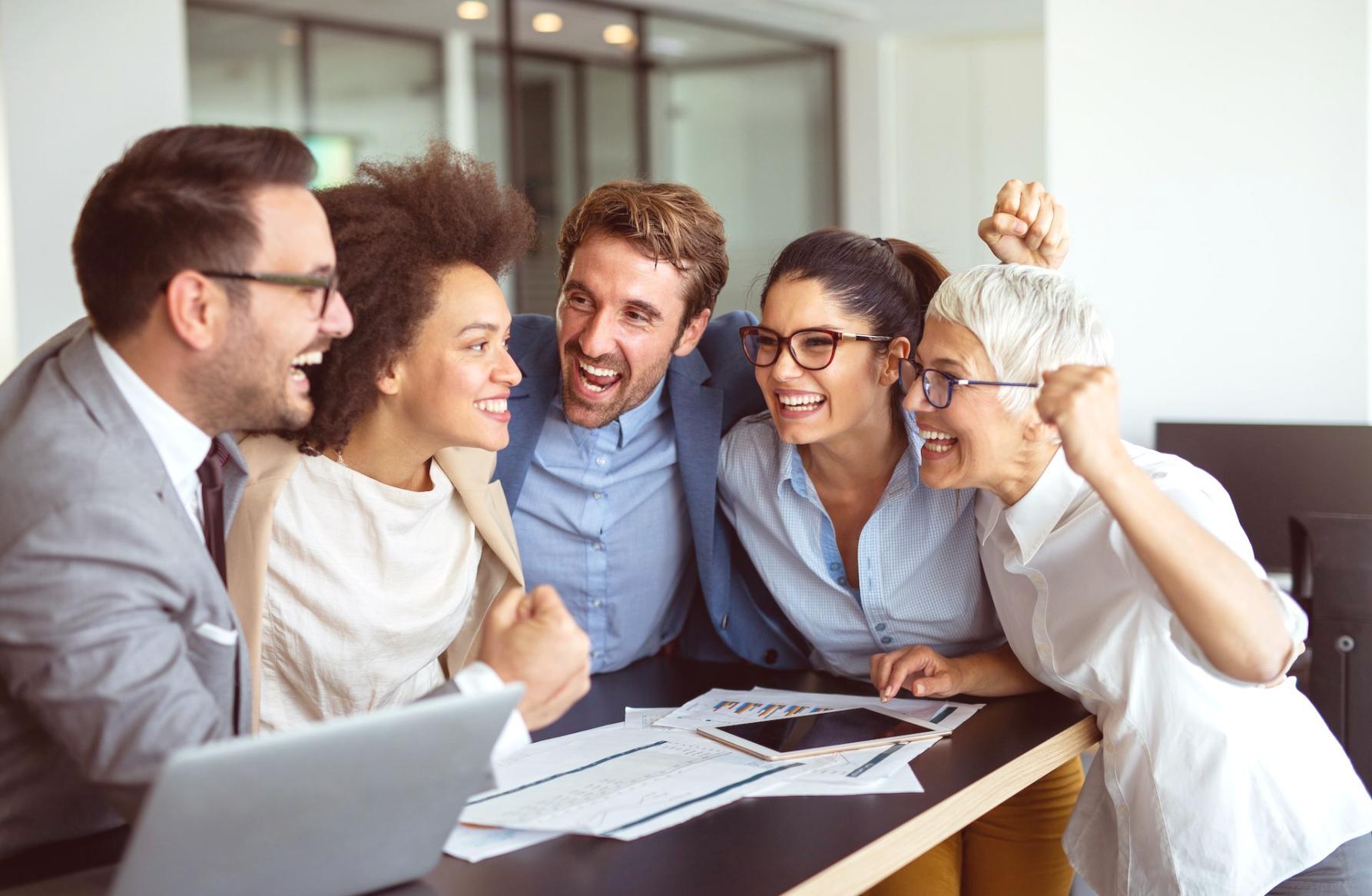 Teilnehmer während eines interaktiven Online-Webinars zur Stärkung des Selbstwertgefühls